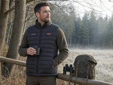 Herren Heizweste bei kaltem Reviergang im deutschen Wald